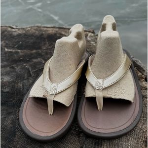 Olukai Aukai Metallic Gold Women's Leather Sandals.
Sz. 8